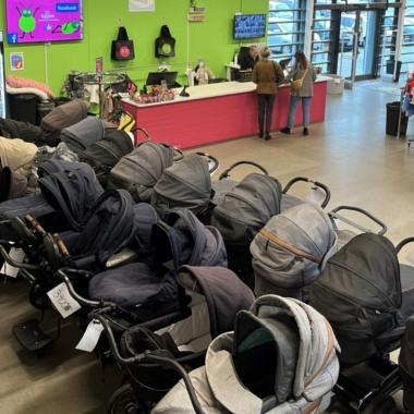 Reoler med brugt børnetøj, legetøj og udstyr til børn