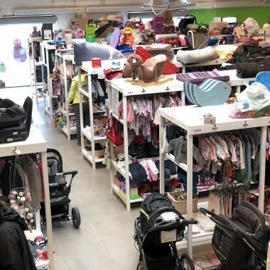 Reoler med brugt børnetøj, legetøj og udstyr til børn