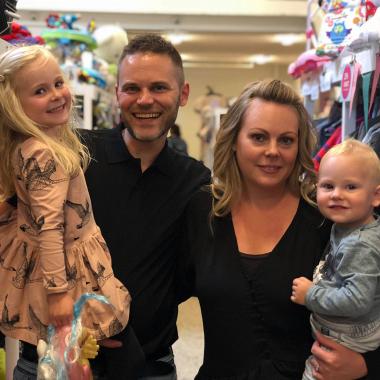 jacob og Katrine i deres Børneloppen butik