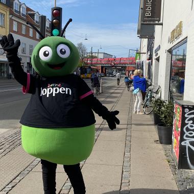 Børneloppen maskot uden for butikken