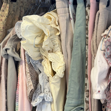 Stand med pigetøj i Børneloppen Slagelse