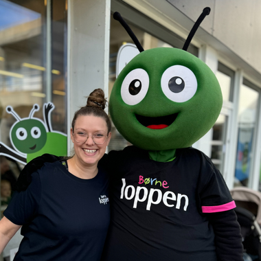 Indehaver Camilla sammen med loppemaskotten