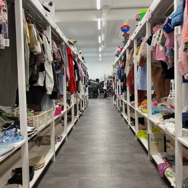 Stande med tøj og legetøj i Børneloppen Vallensbæk