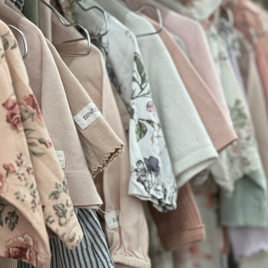 Tøj i neutrale farver på en stand