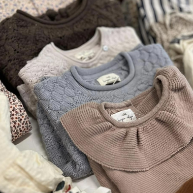 Tøj køb af fine strikbluser i Børneloppen Kolding