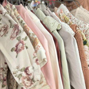 Et udvalg af tøj i Børneloppen Næstved