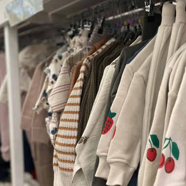 Stand med sweatshirts i neutrale farver