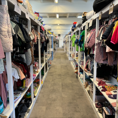 Stande med tøj i Børneloppen Herning