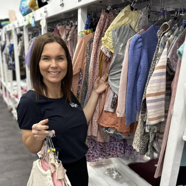 Medindehaver Jossan ved en stand med tøj