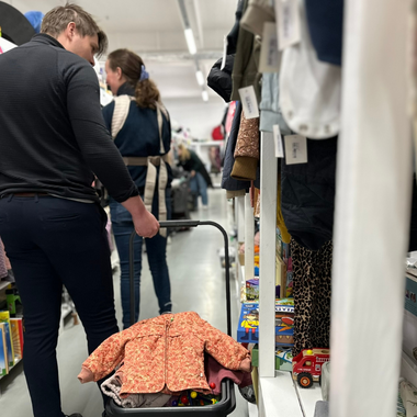 Kunder med fyldt kurv i Børneloppen Lyngby