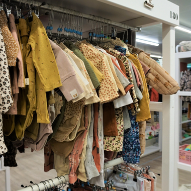 En stand med tøj i de små størrelser