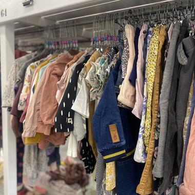 Stand med børnetøj i Børneloppen Aalborg