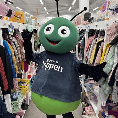 Loppemaskotten blandt standene i butikken