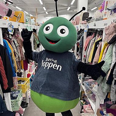 Loppemaskotten blandt standene i butikken
