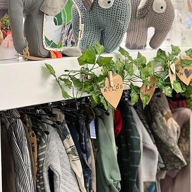 Medindehaver Louise og Jossan foran Børneloppen Valby med balloner