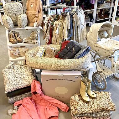 Et udvalg af varerne i Børneloppen Randers