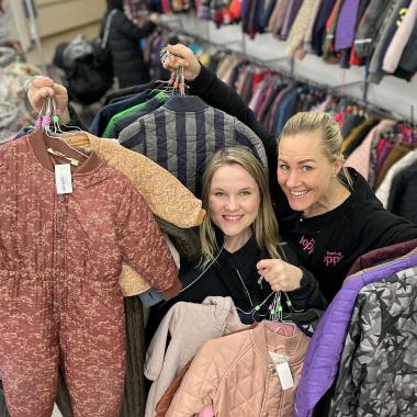 Johanna og Sofie med legetøj til børn i Børneloppen i Vanløse