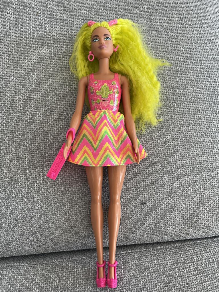 Barbie grønt hår pink tøj
