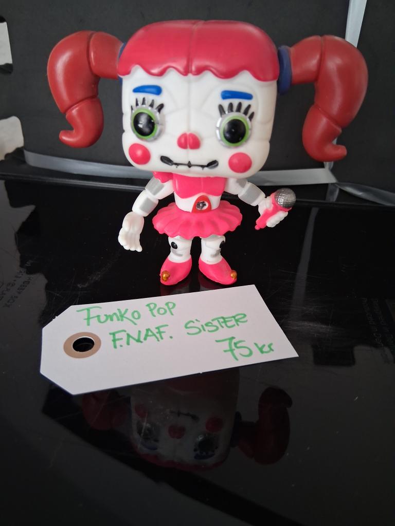 7. Funko pop FNAFsister
