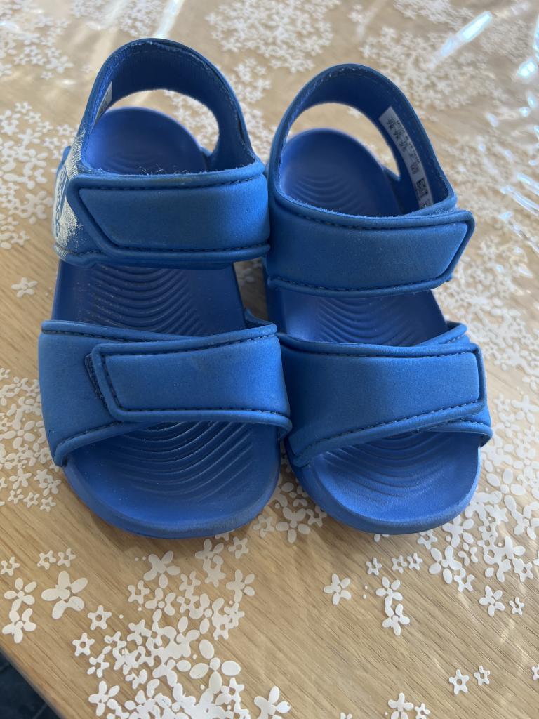 Adidas sandaler,24