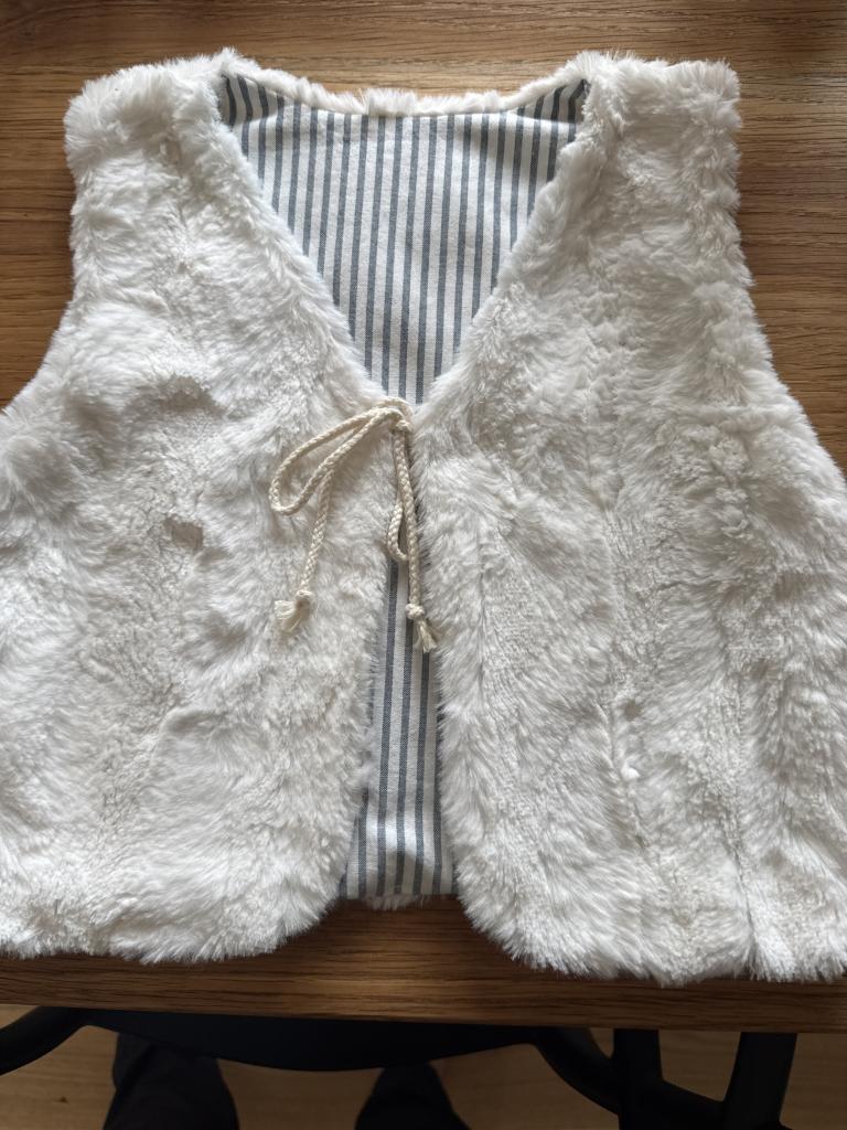 “Pels” vest hvid str 4 år