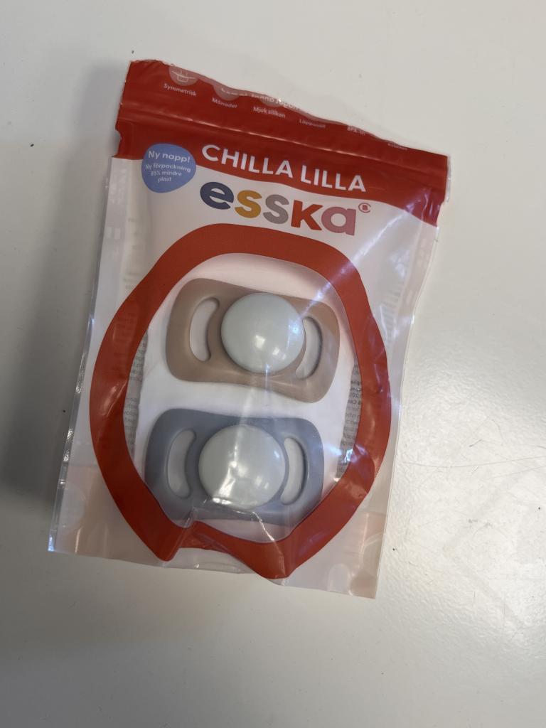 2 Esska sutter nye