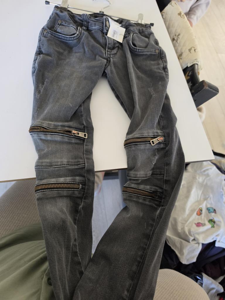 Sorte jeans m. lynlås 134
