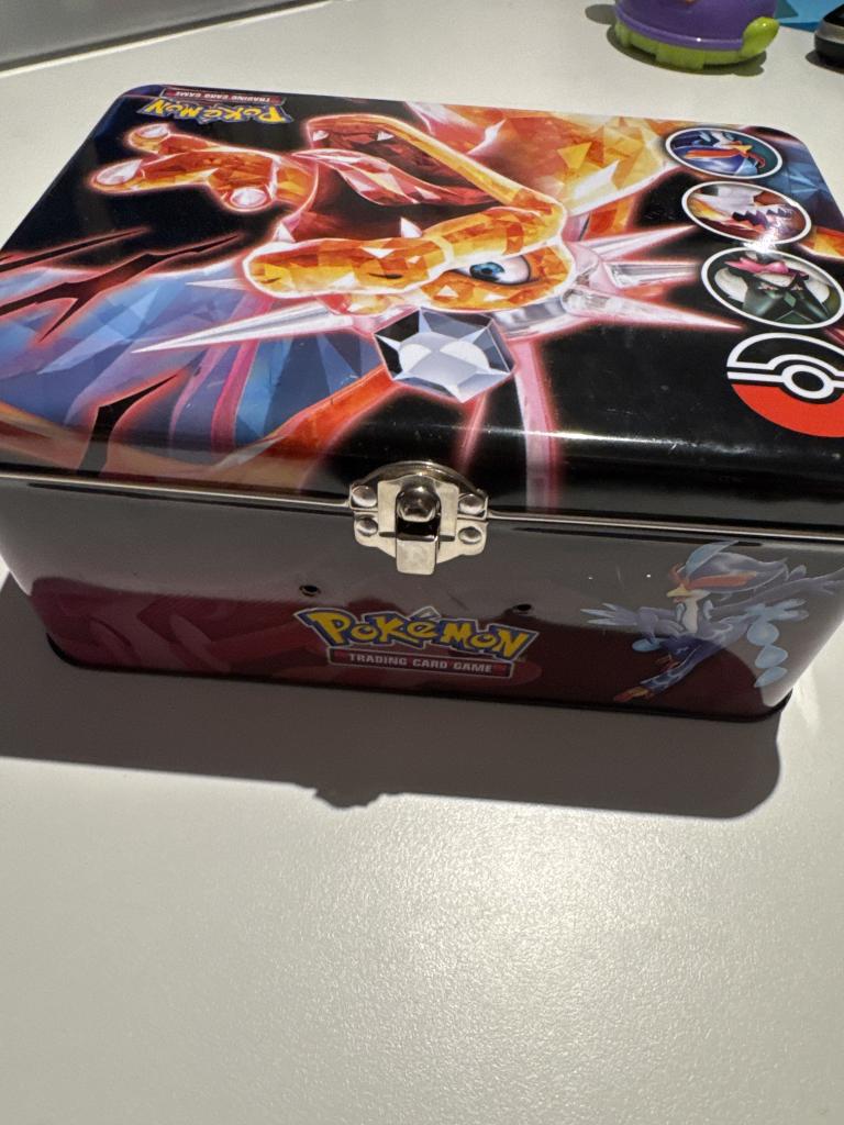 Charizard tin kuffert