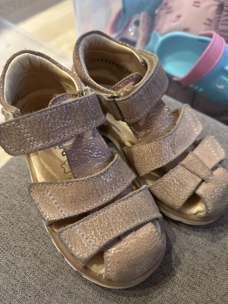 BG lyserøde sandaler 25