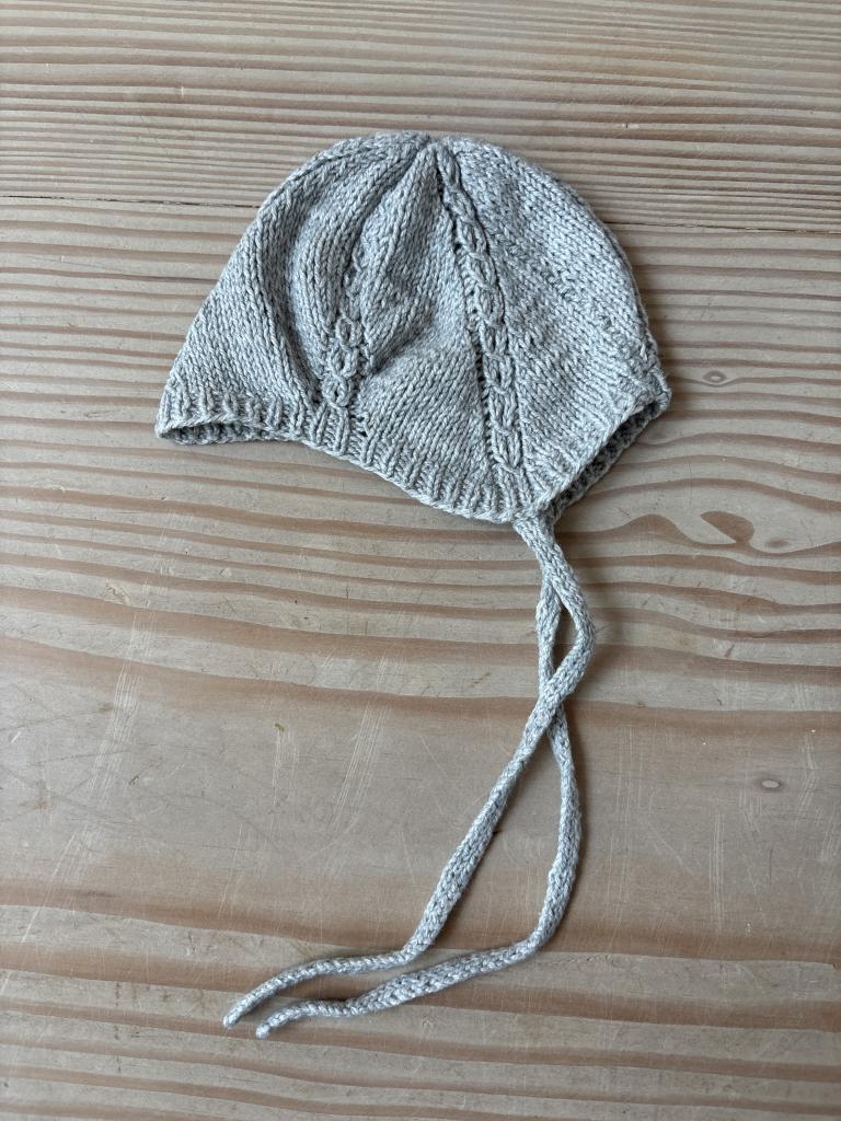 Hjemmestrikket grå hue