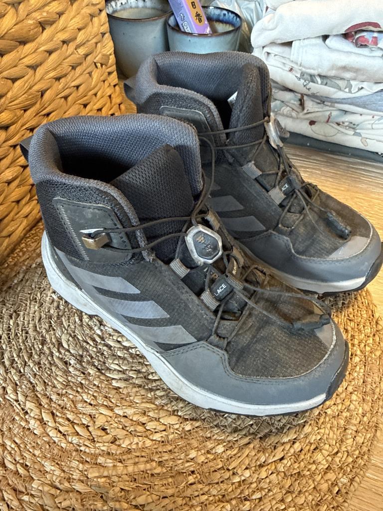 Adidas vintersko str 31