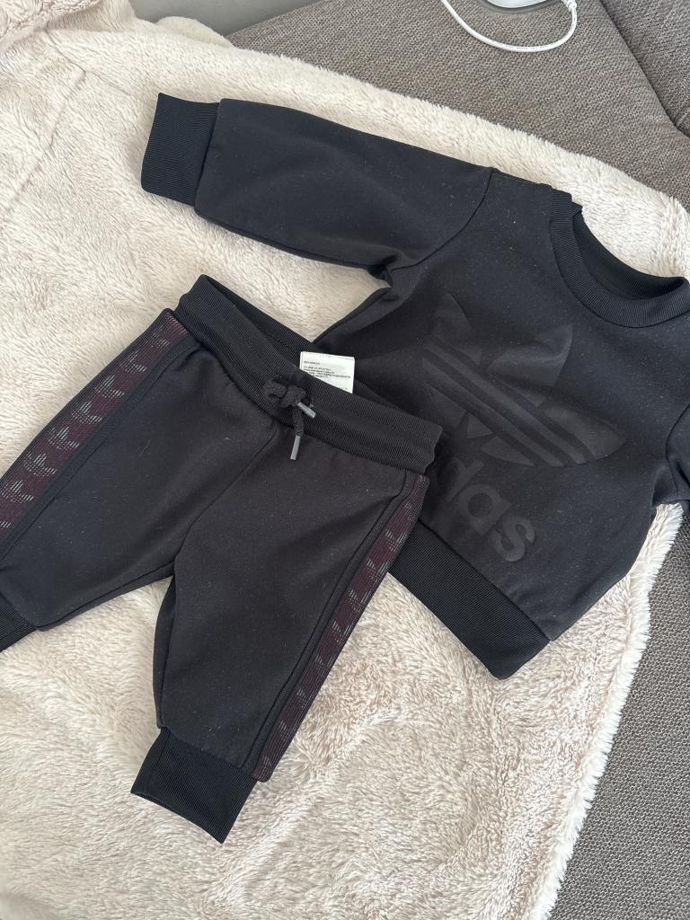 Adidas sort sæt str 62