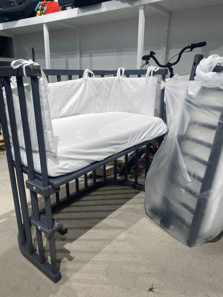 Babysat bedside crib