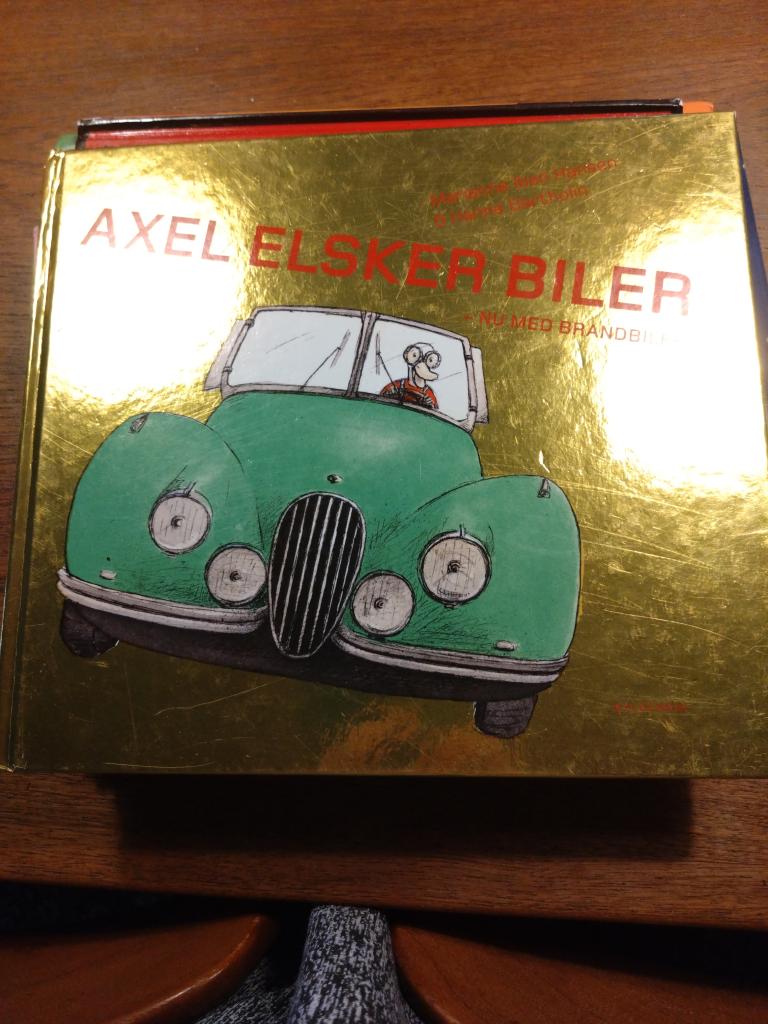 Bog Axel elsker biler