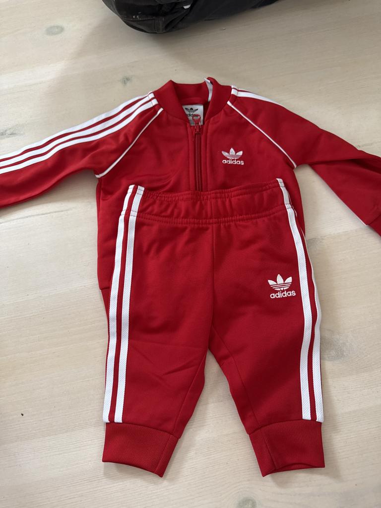 Adidas rød sæt str 68