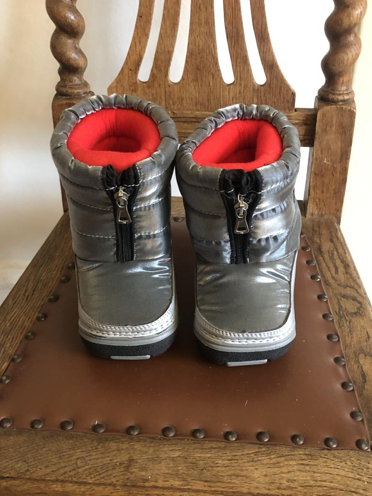 “Moon boots” 25