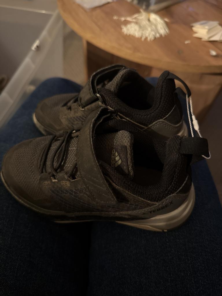 Adidas sko str 28
