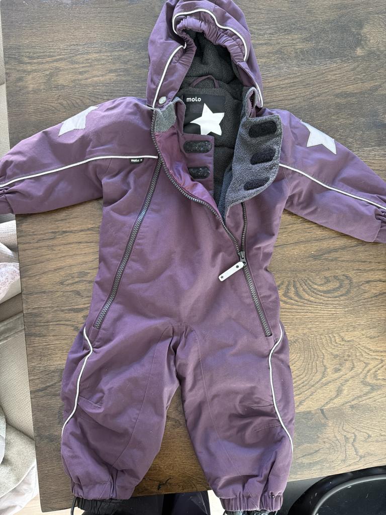 Molo lilla flyverdragt 80