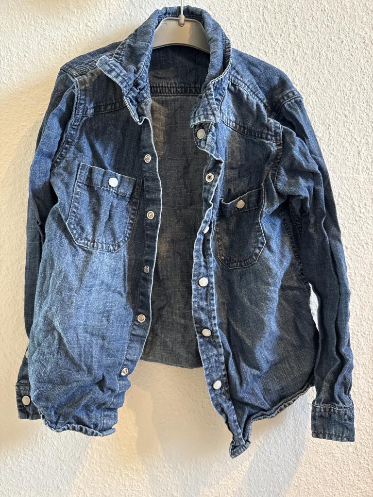 Blå denimskjorte
