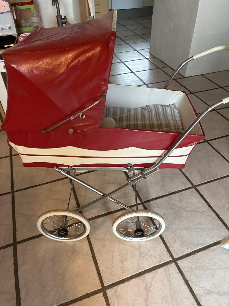 Rød retro dukkevogn