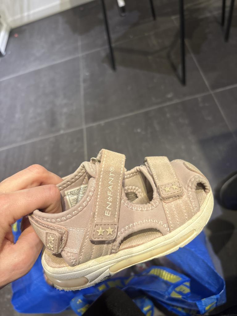 En Fant sandaler