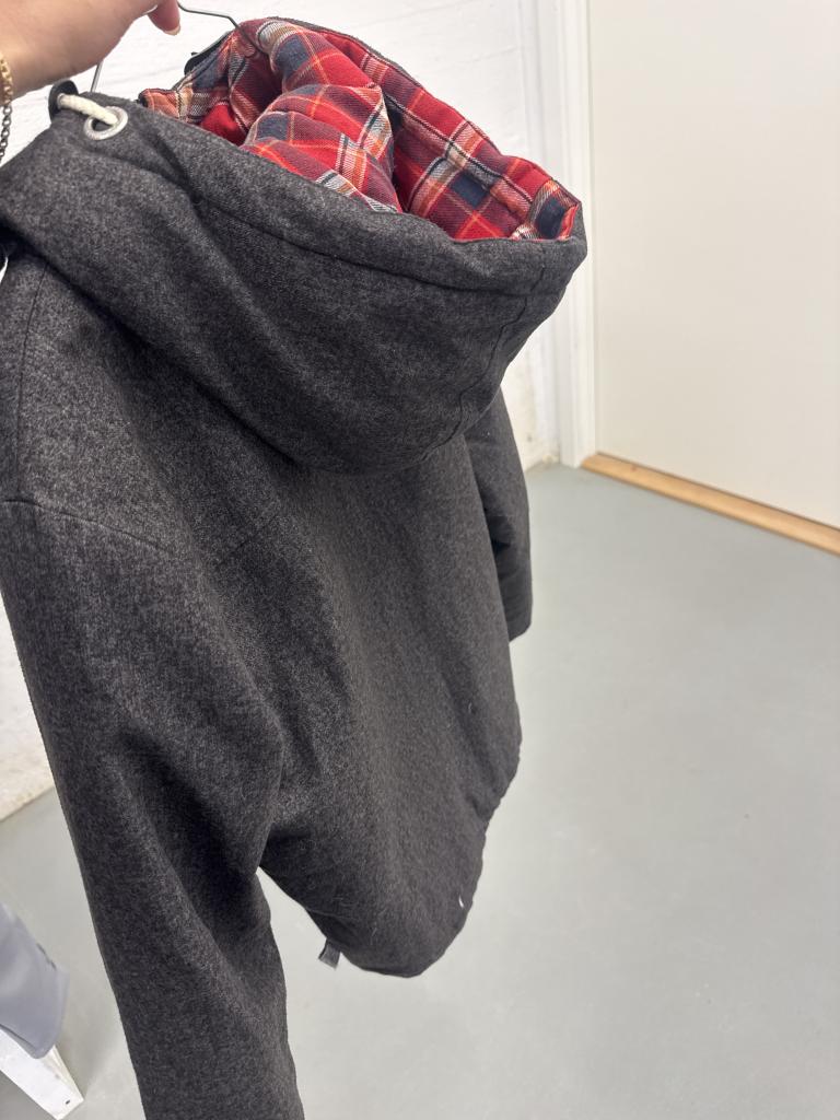 Grå jakke med hætte