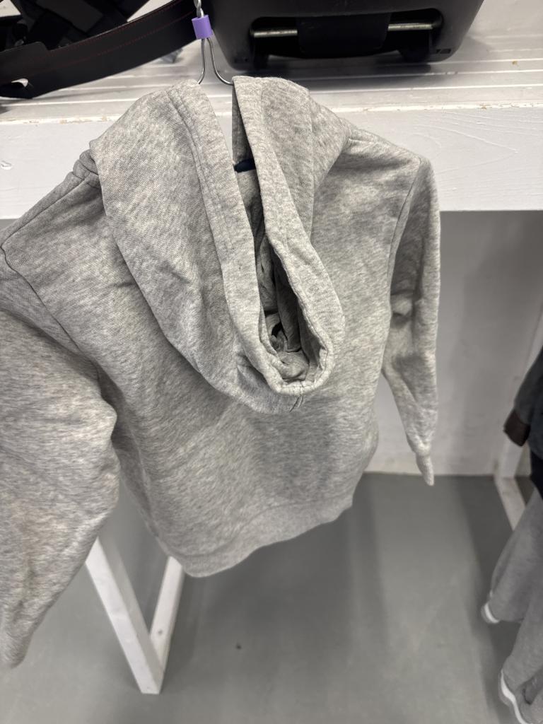 Grå sweatjakke med hæt