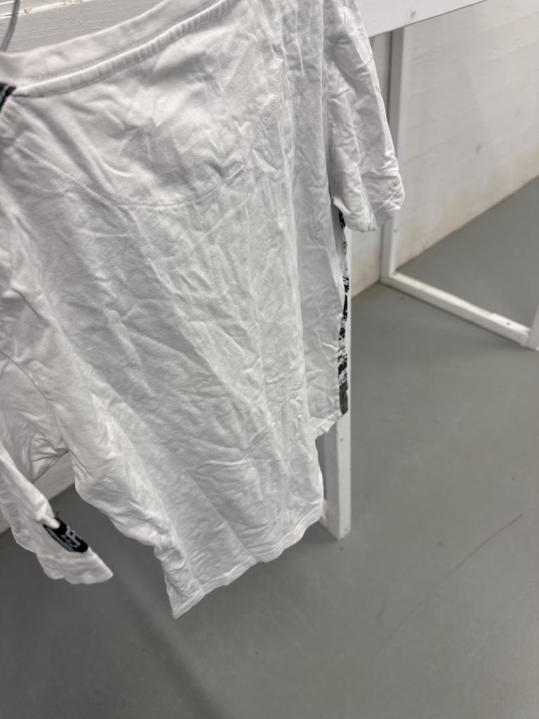 Hvid og sort T-shirt