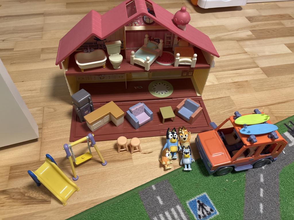 Bluey hus, bil og tilbehør