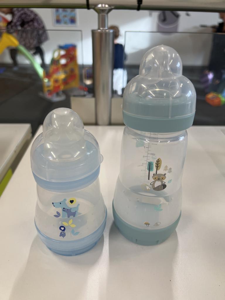 2 blå sutteflasker