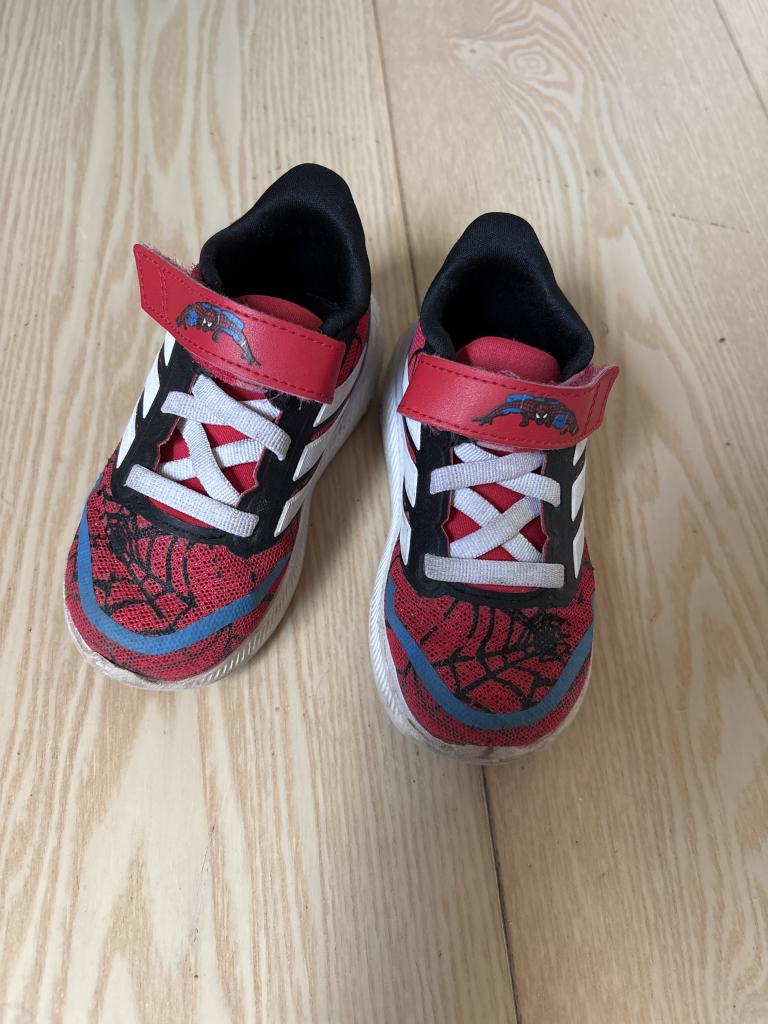 Adidas, spidey sko str 22