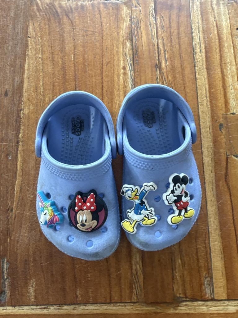 Blå/Lilla Crocs m. Jibbit