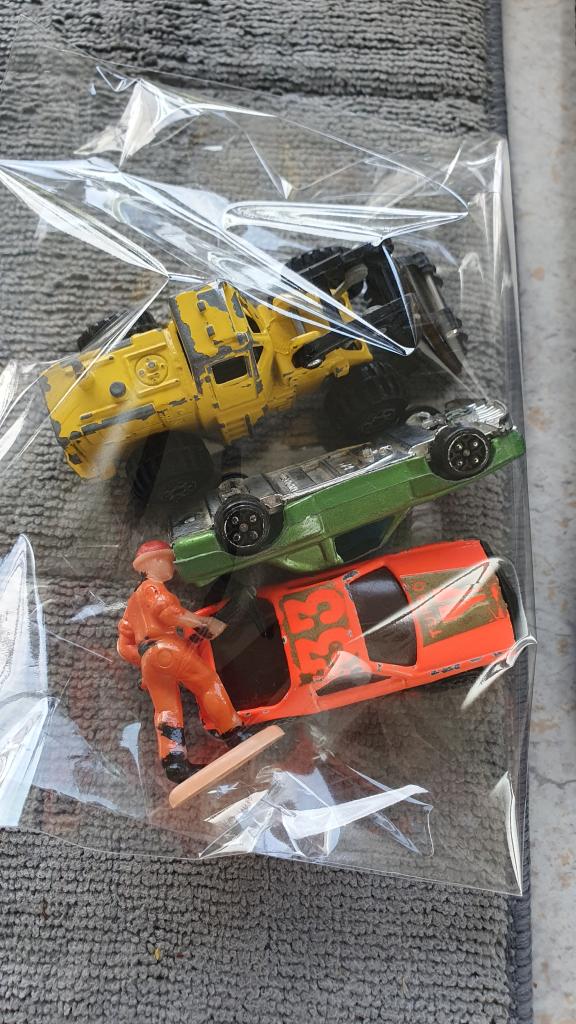 3 biler + figur lidt mgl