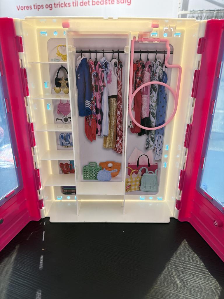 Barbie klædeskab